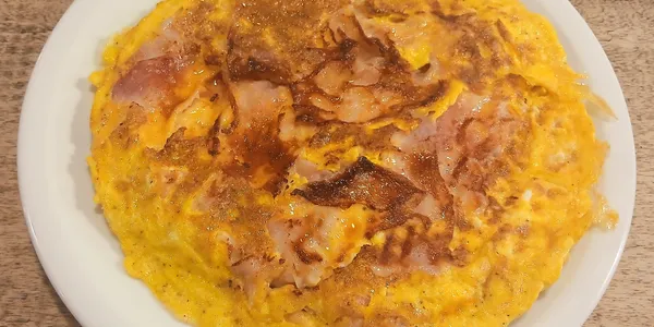 Omelette con prosciutto e formaggio.
