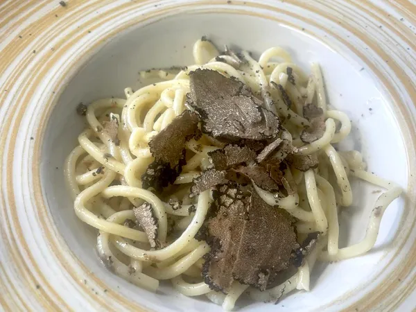 Tagliolini all'uovo fatti in casa, burro nostrano e TARTUFO NERO UNCINATO