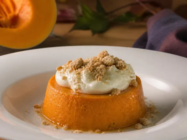 Flan di zucca mantovana con mousse mascarpone e gorgonzola, amaretti e verdurine 