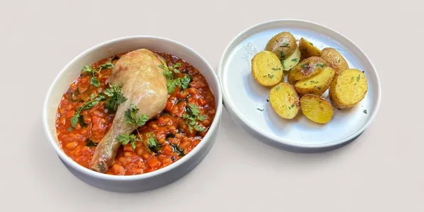 pečené kuracie stehno a fazuľový cassoulet,