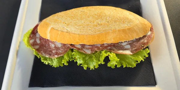 Salame e insalata(salami and salad)