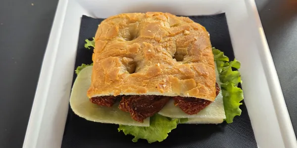 Toscana(insalata, pomodori secchi, pecorino,miele)(salad,sun-dried tomatoes,pecorino cheese,honey.