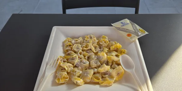 Tortellini panna e prosciutto (tortellini with cream and ham)