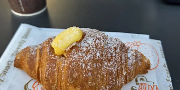 Cornetto crema(cream-filled croissant)