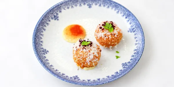 arancini s pestom zo sušených paradajok a údenou scamorzou,