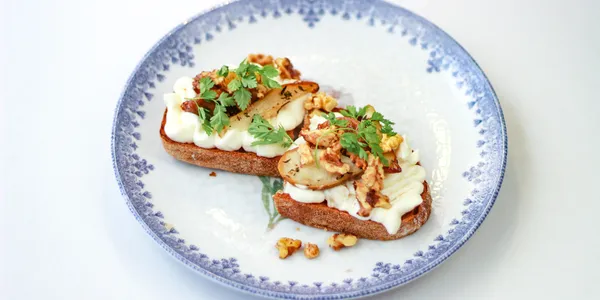 bruschetta with creamy goat cheese,