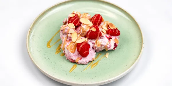 šľahané mascarpone so škoricou a malinami,