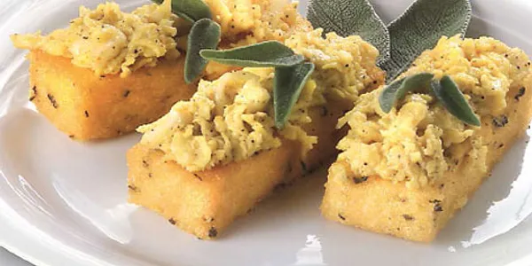 Uova strapazzate al burro su crostoni di polenta