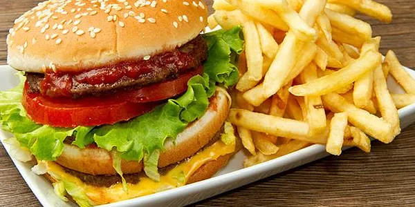 CHEESEBURGER 150GR CON PATATINE FRITTE*