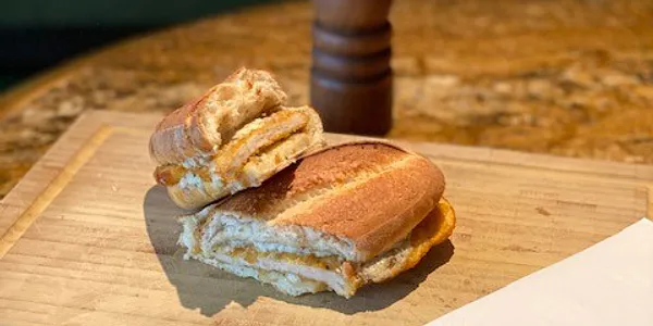 Warmes Schnitzel-Sandwich mit Sauce
