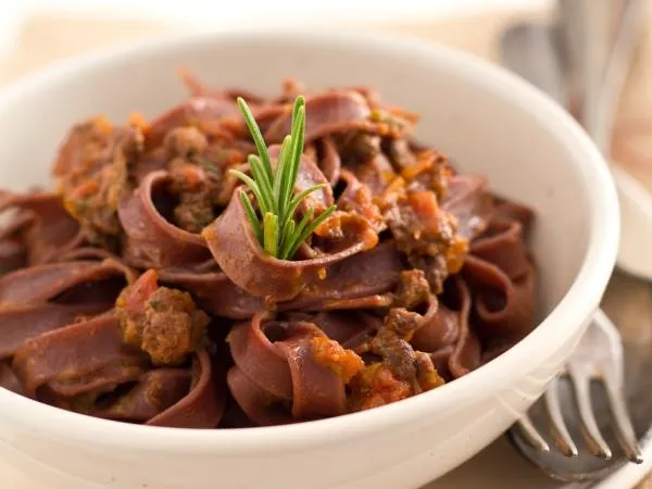Tagliatelle al cacao fatte in casa al ragù di cinghiale cacciato *
