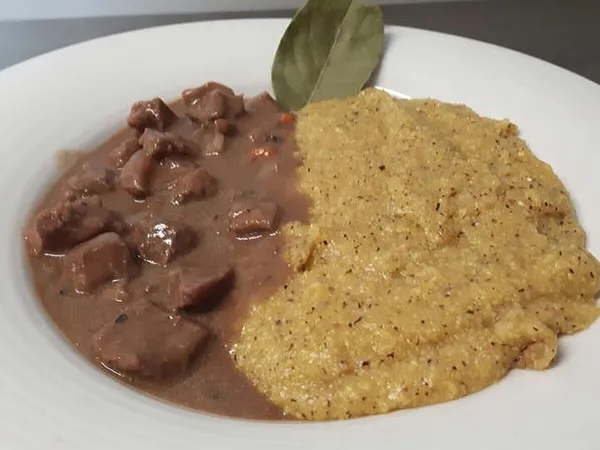 Bocconcini di cervo cacciato nelle nostre valli con polenta taragna *