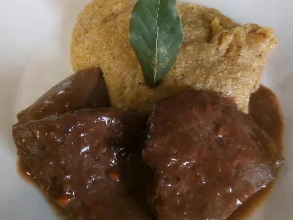 Brasato di cervo cacciato con polenta taragna