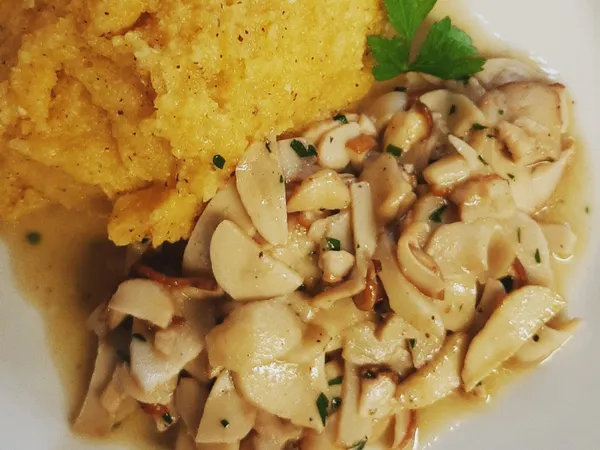 Funghi porcini trifolati di Aleccio con polenta taragna