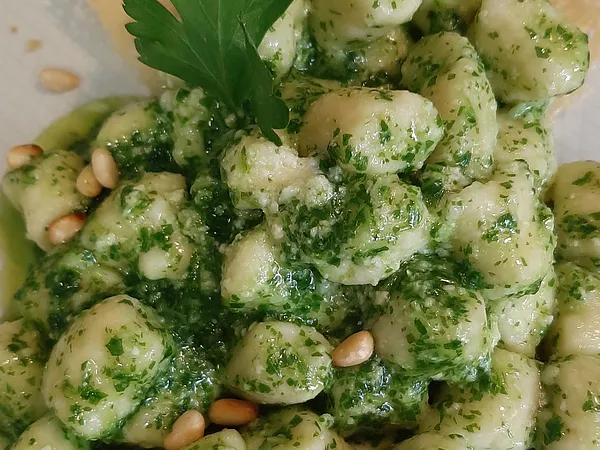 Gnocchi di patate con pesto di rucola e pinoli tostati