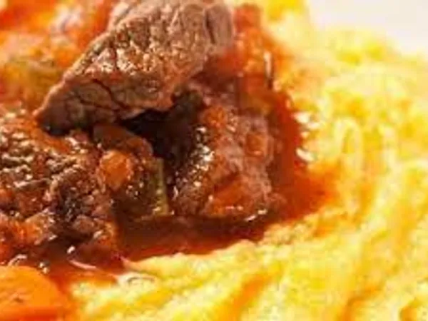Spezzatino di manzo nostrano con patate accompagnato dalla nostra polenta