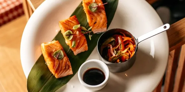 Salmone alla griglia con salsa Teriyaki e verdure al wok