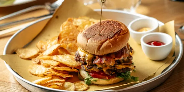 *Smash Burger con chips di patate 
