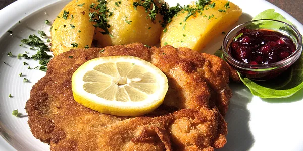 Cotoletta alla milanese con patate e salsa di ribes