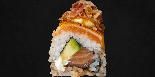 108 - Uramaki salmone, croccante di bacon, cheddar, teriyaki e crispy di patate [8 Pezzi]