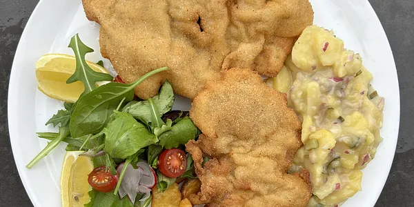 180g Teľací rezeň so zemiakovým šalátom