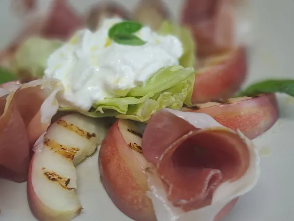 Pesche grigliate con prosciutto crudo e burratina fresca, con miele Millefiori Prina
