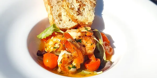 120G GRILOVANÉ KREVETY, MASLOVÁ OMÁČKA, PARADAJKY, KVÁSKOVÝ CHLIEB 