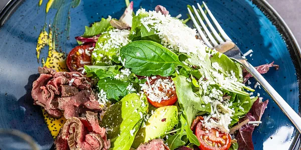 300G AVOKÁDOVÝ ŠALÁT, HOVÄDZIE MÄSO, PARMEZÁN, FRANCÚZSKY DRESSING 