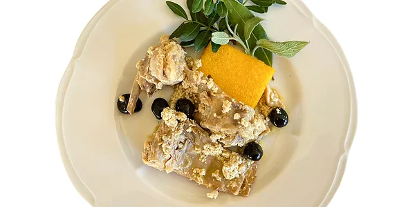 Coniglio alla Vecchia cotto nel latte con olive nere