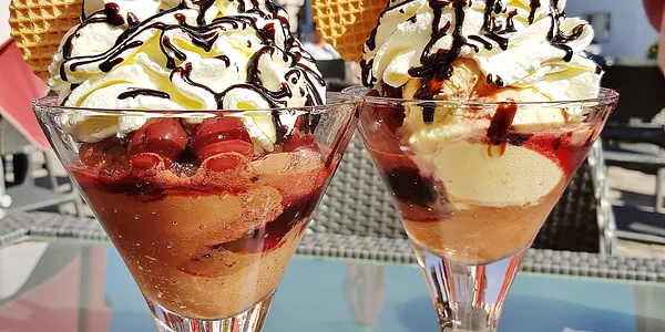 Gelato con frutta e panna montata