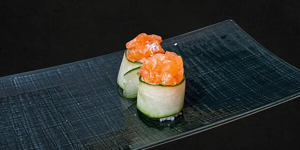 18 - Gunkan cetriolo e tritato di salmone [2 pezzi]