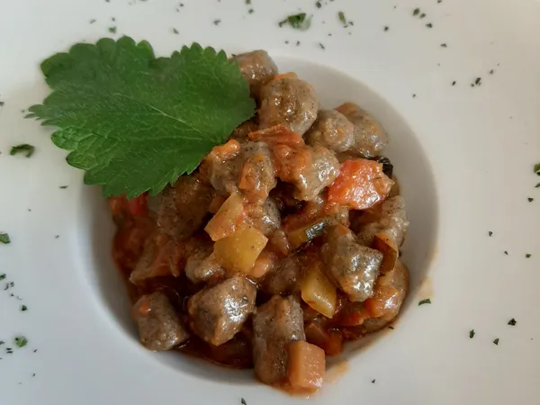 Gnocchi con farina alla canapa e ragout di verdure e ricotta salata