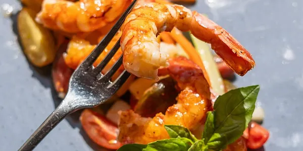 Gamberi piastrati su Insalata Catalana 