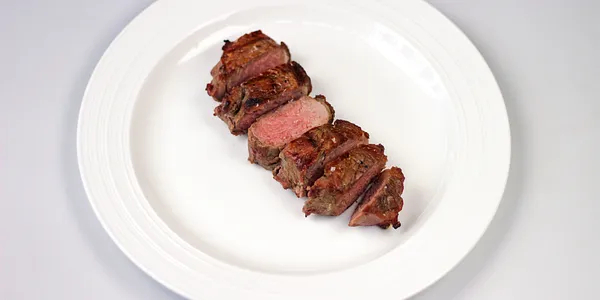 hovädzí sirloin steak pripravený na drevenom uhlí 