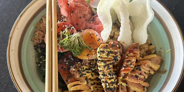  Poké s kuracím masom teriyaki, marinovaným vajíčkom a restovanou ryžou